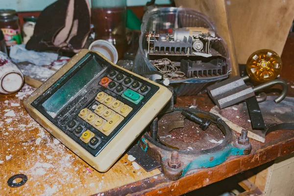 Una Vieja Calculadora Yace Sobre Una Mesa Taller Abandonado — Foto de Stock
