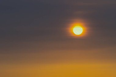 Güneş, gökyüzü günbatımı güneş ve bulutlar, parlak alacakaranlık arka planı. Her şey atmosferin yüzeyinde yatar..