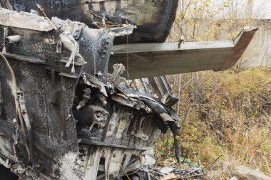 Uçak enkazı, yanmış ve kırık uçağın uçak gövdesinin parçaları ve kuyruğu geri dönüşüm için demir harici hurda metal dökümünde..