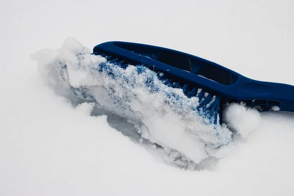 Blå Borttagning Borste Tar Bort Snö Från Bilens Vindruta Vinterdag — Stockfoto