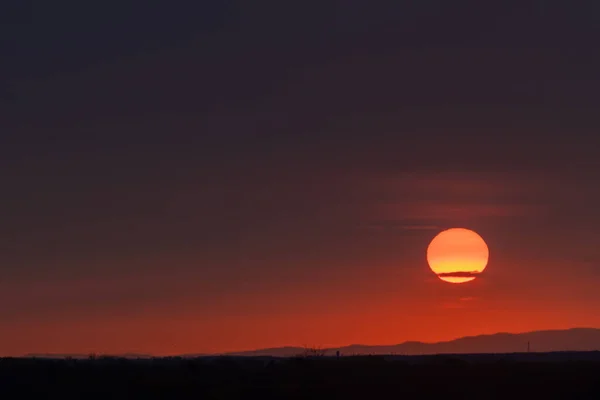 Солнце Закат Солнца Облака Яркий Сумеречный Фон Лежит Над Поверхностью — стоковое фото