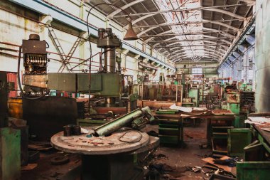 Terk edilmiş eski bir endüstriyel salon yıkımı bekliyor, metal işleme için endüstriyel bir makine, dizel motor üretimi için eski bir Khabarovsk fabrikası..