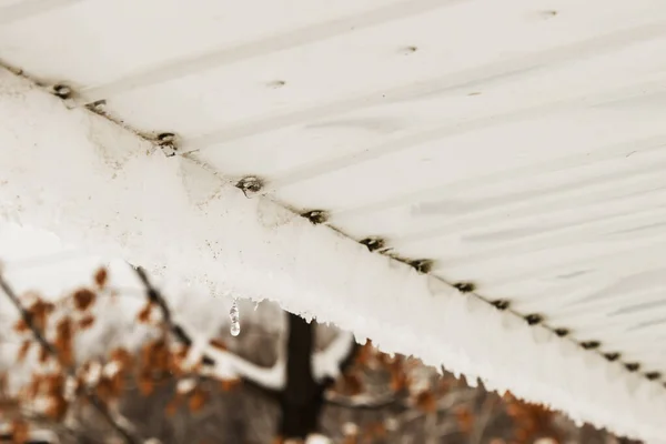 Część Skrzydła Małego Prywatnego Samolotu Pokrytego Śniegiem Zima Lotnisku — Zdjęcie stockowe