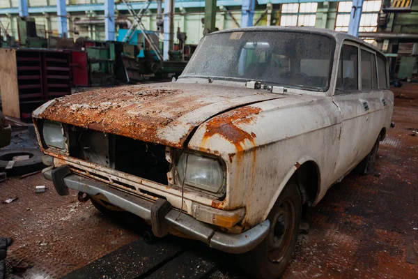 Старий Іржавий Радянський Автомобільний Вид Територію Майстерні Покинутого Старого Промислового — стокове фото