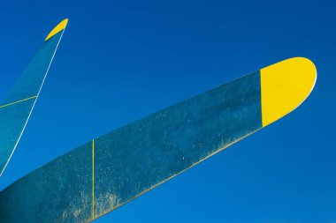 Bir piston uçağının bıçağı mavi gökyüzüne karşı.