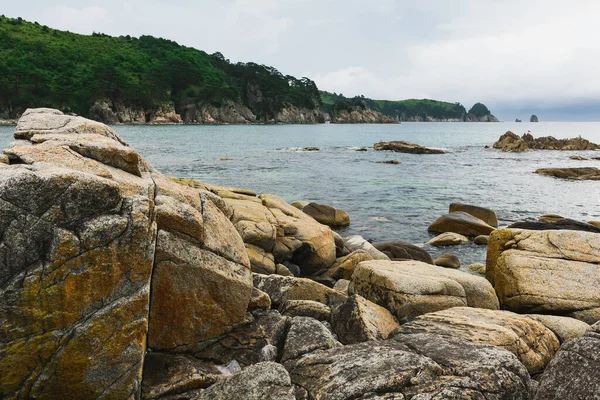 Bewolkte Zomerdag Aan Zee Met Een Rotsachtige Kustlijn Van Baai — Stockfoto