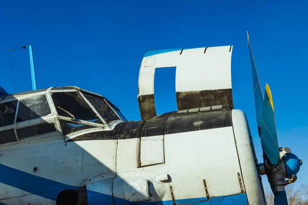 Motore Aeronautico Pistoni Spruzzo Bianco Con Cappa Aperta Elica Sfondo — Foto Stock