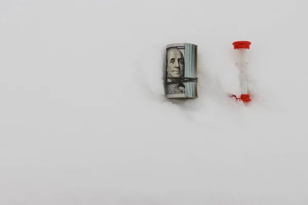 Dollar Hiver Rouleau Billets Roulés Sur Neige Avec Sablier Rouge — Photo