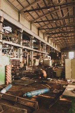 Terk edilmiş eski büyük sanayi salonu yıkım, hurda tesisinin sökülmesi ve dizel motor üretimi için kullanılan eski Khabarovsk fabrikası için bekliyor..