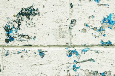 Boş eski tuğla duvar dokusunu yakından çek. Boyanmış duvar yüzeyleri. Grunge Kırmızı Taş Arkaplan. Hasarlı alçıyla binanın ön cephesi aşınmış. Soyut web pankartı.