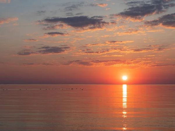 Закат Море Оранжевым Солнцем Отражением Небольших Волнах Освещенных Облаках — стоковое фото