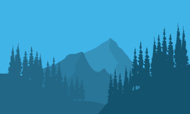 Orman çam ağaçları ve dağ silueti