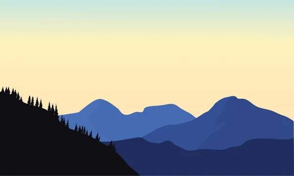 Silueta de montaña una hermosa — Vector de stock