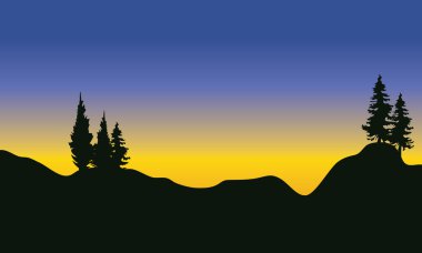 Çam ağaçları dağ silueti
