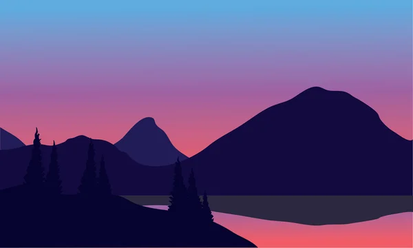 Silueta de montaña junto al lago — Vector de stock