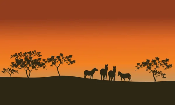 在群山的轮廓的斑马家庭 — 图库矢量图片