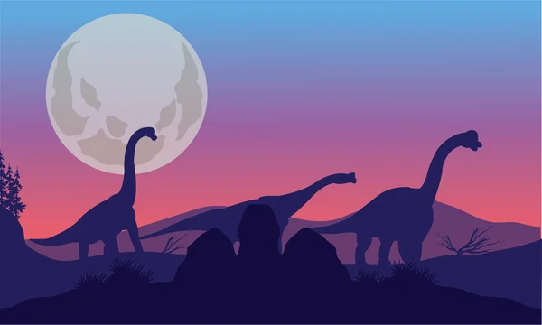 Brachiosaurus av siluett med månen — Stock vektor