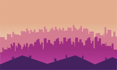 Öğleden sonra siluetleri şehir ve tepeler sahne