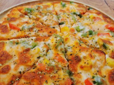 Sıcak pizza, esnetilmiş peynir, domates, jambonlu sosis, lezzetli atıştırmalık.