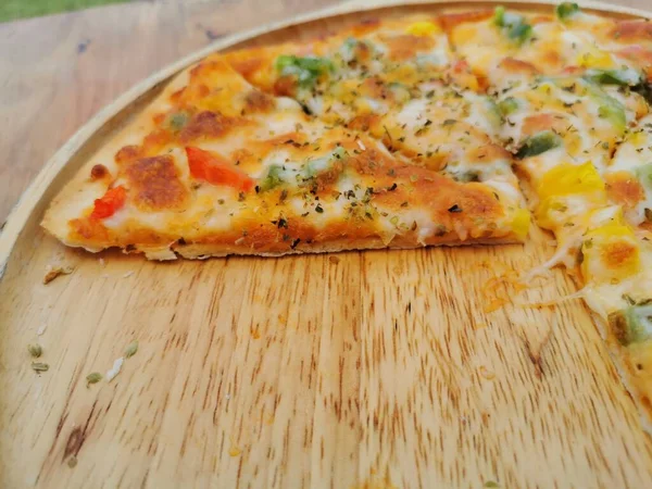Heiße Pizza Streckkäse Tomaten Schinkenwurst Leckere Snacks — Stockfoto