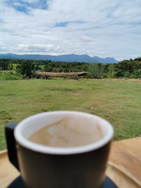 Çay seremonisi masada.