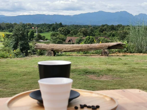 Çay seremonisi masada.