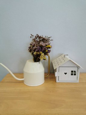 Modern tarz kurumuş çiçekler vazoda güzel görünüyor ve romantik bir his veriyor..