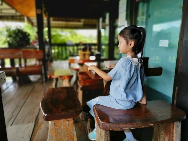 Menina Asiática Pouco Posa Muito Fofinho Menina Mais Feliz — Fotografia de Stock