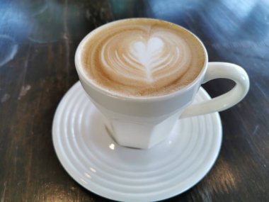 Seramik bardaktaki kahvenin en üst görüntüsü.