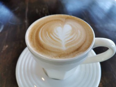 Seramik bardaktaki kahvenin en üst görüntüsü.