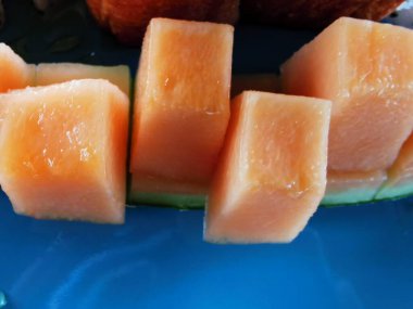 Sebze salatası, meyve, kavun, havuç, marul, seramik tabakta ekmek, sağlıklı yiyecek..