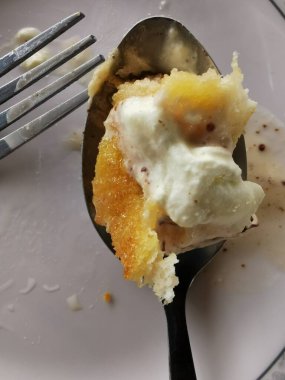 Sebze salatası, meyve, kavun, havuç, marul, seramik tabakta ekmek, sağlıklı yiyecek..