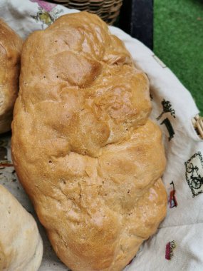 Un ve buğday glüteniyle örülmüş ekmek sepeti.