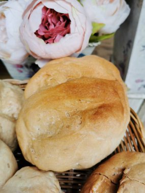 Un ve buğday glüteniyle örülmüş ekmek sepeti.