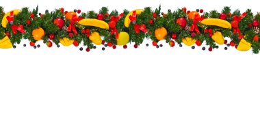 Meyve, böğürtlen ve fiyonklarla süslenmiş Noel yaratıcı çerçevesi beyaz bir arkaplanda izole edilmiş. Düz bir zemin, üst tabela, geniş pankart. Mockup, kopyalama alanı. Yeni yıl konsepti.