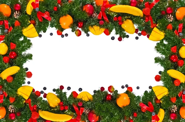 Vánoční Kreativní Rámeček Jedlových Větví Zdobený Ovocem Bobulemi Luky Izolovaný — Stock fotografie
