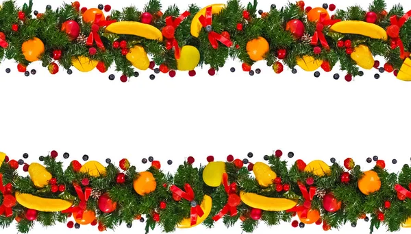 Vánoční Kreativní Rámeček Jedlových Větví Zdobený Ovocem Bobulemi Luky Izolovaný — Stock fotografie