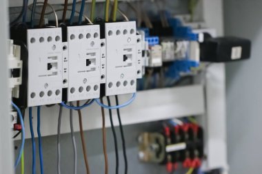 Elektromanyetik marş. Elektrik arkaplanı. Ağ elektrik donanımı. Yan görünüm. Boşluğu kopyala