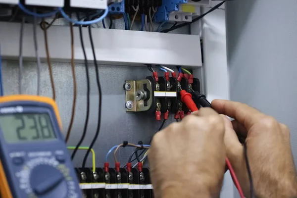 Técnico Eléctrico Mide Voltaje Los Terminales Usando Sondas Close — Foto de Stock