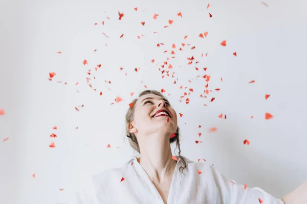 Retrato Uma Jovem Sorridente Feliz Que Muitos Corações Vermelhos Caiem — Fotografia de Stock