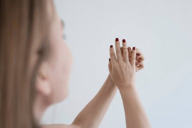 Mutlu kadın nikah yüzüğünü yakından deniyor. Nişan, evlilik teklifi. Kadın altın aksesuarları. Kostüm mücevherleri, mücevher, mücevher konsepti, güzellik, tarz, moda.