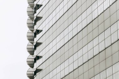 Geometrik şekilli modern bir binanın bir parçası. Minimalizm tarzında kentsel soyut fütüristik mimari geometrik bir model oluşturur.