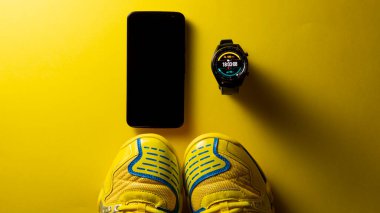 Altın bir arka planda siyah bir ukala yakın plan, bir saat yüzüne benzer. Teknoloji ve zarafet kavramı. Dikey fotoğrafçılık. Boşluğu kopyala