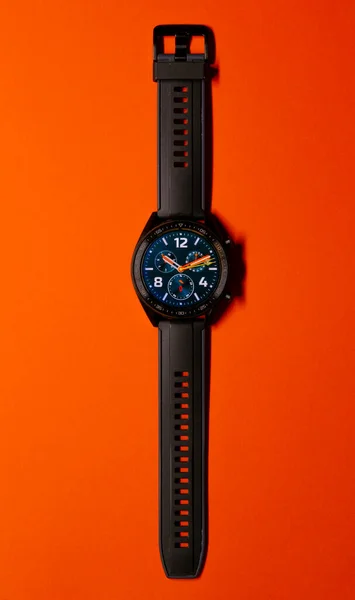 Primer Plano Reloj Inteligente Negro Sobre Fondo Naranja Similar Una — Foto de Stock