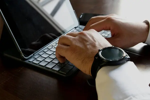 Großaufnahme Der Hände Eines Mannes Hemd Der Auf Der Tastatur — Stockfoto