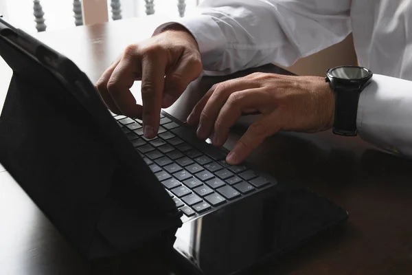 Großaufnahme Der Hände Eines Mannes Hemd Der Auf Der Tastatur — Stockfoto