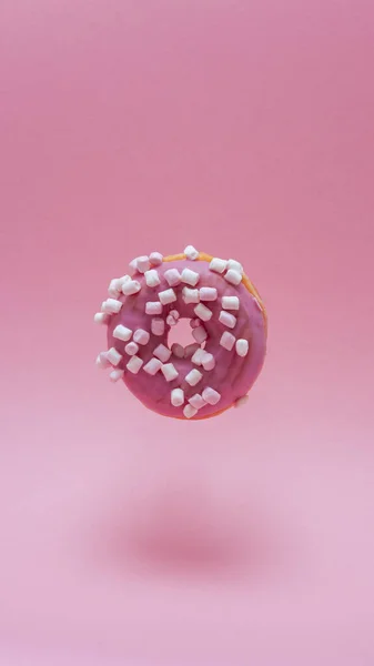 Close Donuts Levitando Sobre Fundo Rosa Fotografia Vertical — Fotografia de Stock