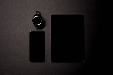 Akıllı telefon, akıllı telefon ve siyah arka planda bir tablet. Kablosuz teknoloji konsepti. Yatay fotoğrafçılık. Kopyalama alanı