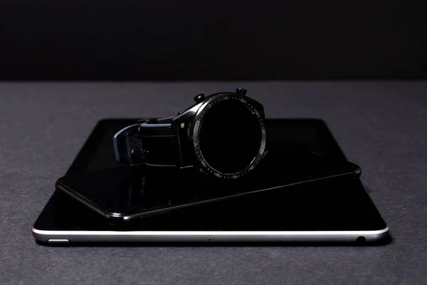 Nahaufnahme Einer Smartwatch Eines Smartphones Und Eines Tablets Auf Schwarzem — Stockfoto