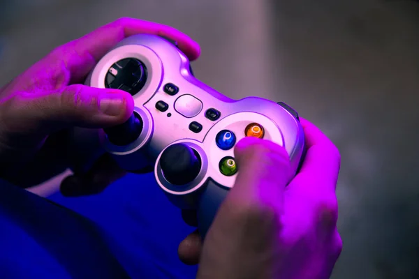 Gros Plan Des Mains Homme Aide Une Manette Jeu Vidéo — Photo